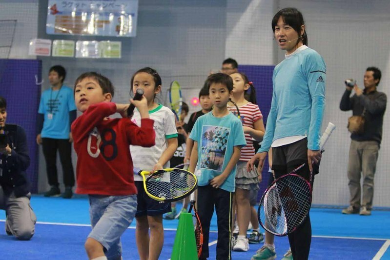 子供達に笑顔でテニス教える伊達公子（右）。（写真／神　仁司）