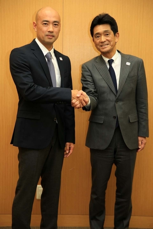 日本テニス協会専務理事の福井氏（右）と日本代表新監督の岩渕氏（写真／神　仁司）