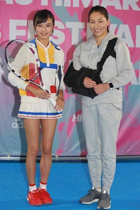アディダスのテニスウエアが似合う小島さん（写真左）と、右肩にギプスをしながらもイベントに駆けつけた伊達さん（写真／神　仁司）