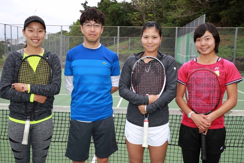 写真左から2人目が、グラムスリー社長の坂本氏。グラムスリーに所属および契約している日本女子プロテニス選手達と一緒に（写真／神　仁司）