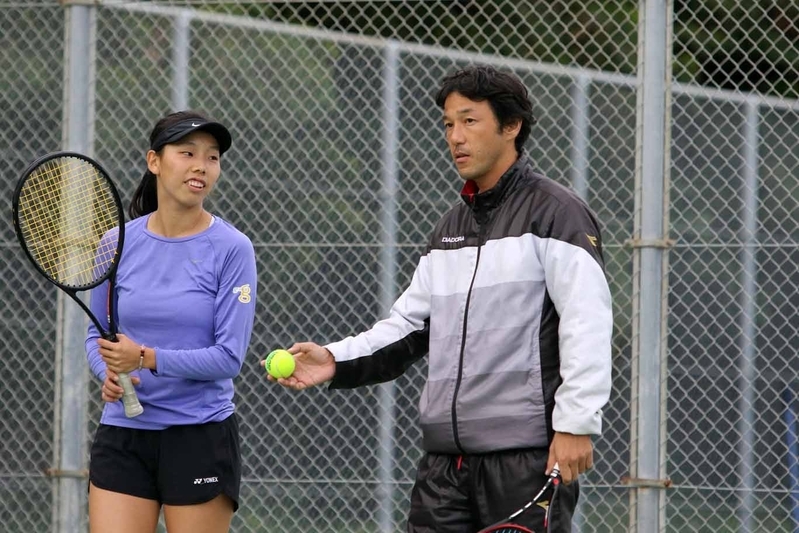 沖縄合宿での練習で、日比にアドバイスをする尾崎コーチ（写真右）