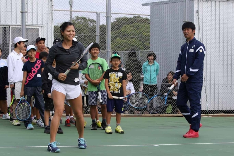 沖縄で開催されたテニスクリニックで、子供たちに手本を見せる尾崎（写真左）と、尾崎の海外転戦に帯同している川原コーチ（写真右）