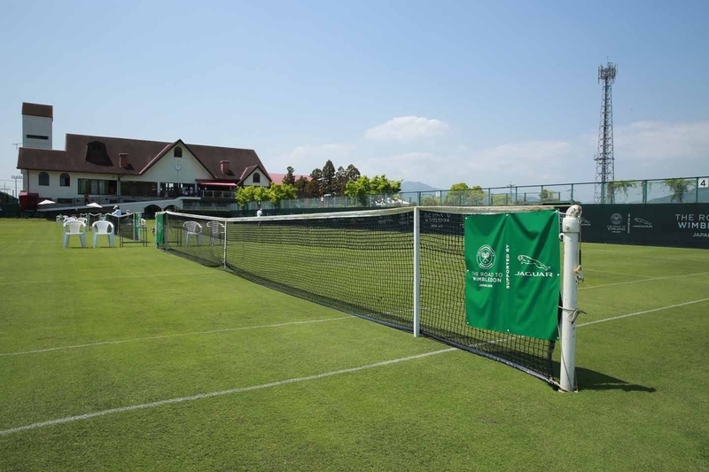 グラスコート佐賀テニスクラブは、日本で唯一のグラスコートを保有するテニスクラブ。1975年に設立され、グラスコート14面（日本初で最大規模）、オムニ（砂入り人工芝）コート5面、インドアコート2面