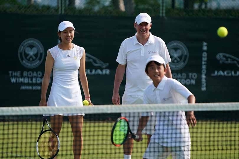 日比万葉プロ（写真左）もRoad to Wimbledon 2019（日本予選）初参加。得意の英語で通訳して、コーチとジュニア選手の橋渡し役を務めた