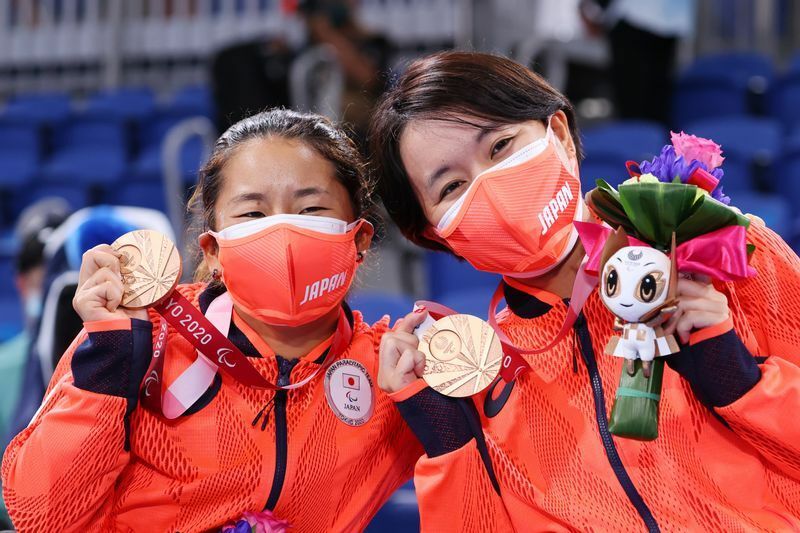 大谷桃子と組んだ女子ダブルスで銅メダルを獲得した上地（写真左）