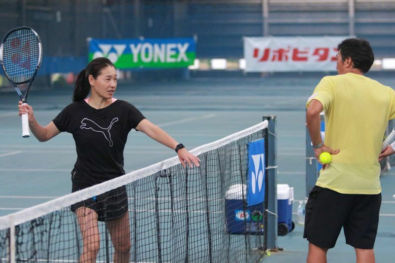 技術的にどうアドバイスすれば、ジュニア選手たちがもっと良いテニスになるのか、判断に迷う時は、石井弥起コーチと話し合いをする