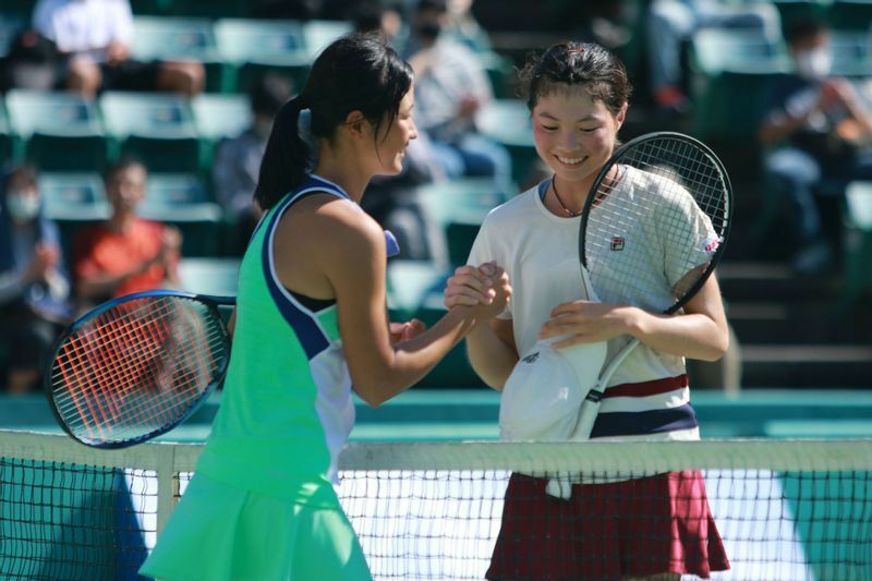 女子シングルス準決勝の試合後に握手をする木下（写真右）と齋藤。勝負が終わった直後、笑顔になった二人