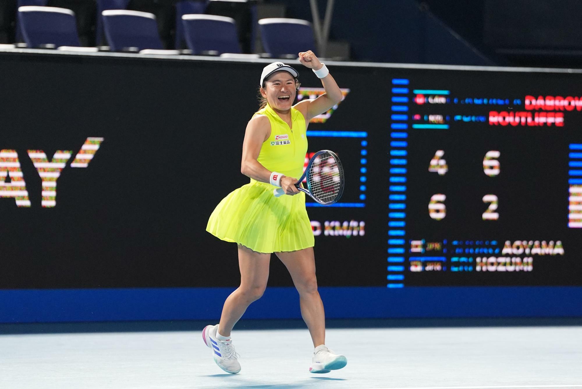 東レPPOで初の決勝進出を決めて、パートナーの穂積に向かってガッツポーズをつくる青山。苦しいシーズンが報われた瞬間でもあった（撮影機材ソニーα9III）