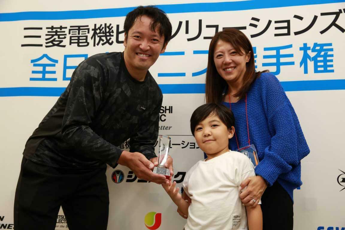 最後の大会では、奥さんと息子も応援にかけつけて、伊藤をサポートした。息子の前で、自分がプロテニスプレーヤーであることを見せることができて、伊藤は嬉しそうだった