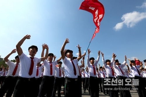 ICBM成功を喜んで見せる北朝鮮の学生たち（ウェブサイト「朝鮮の今日」から）