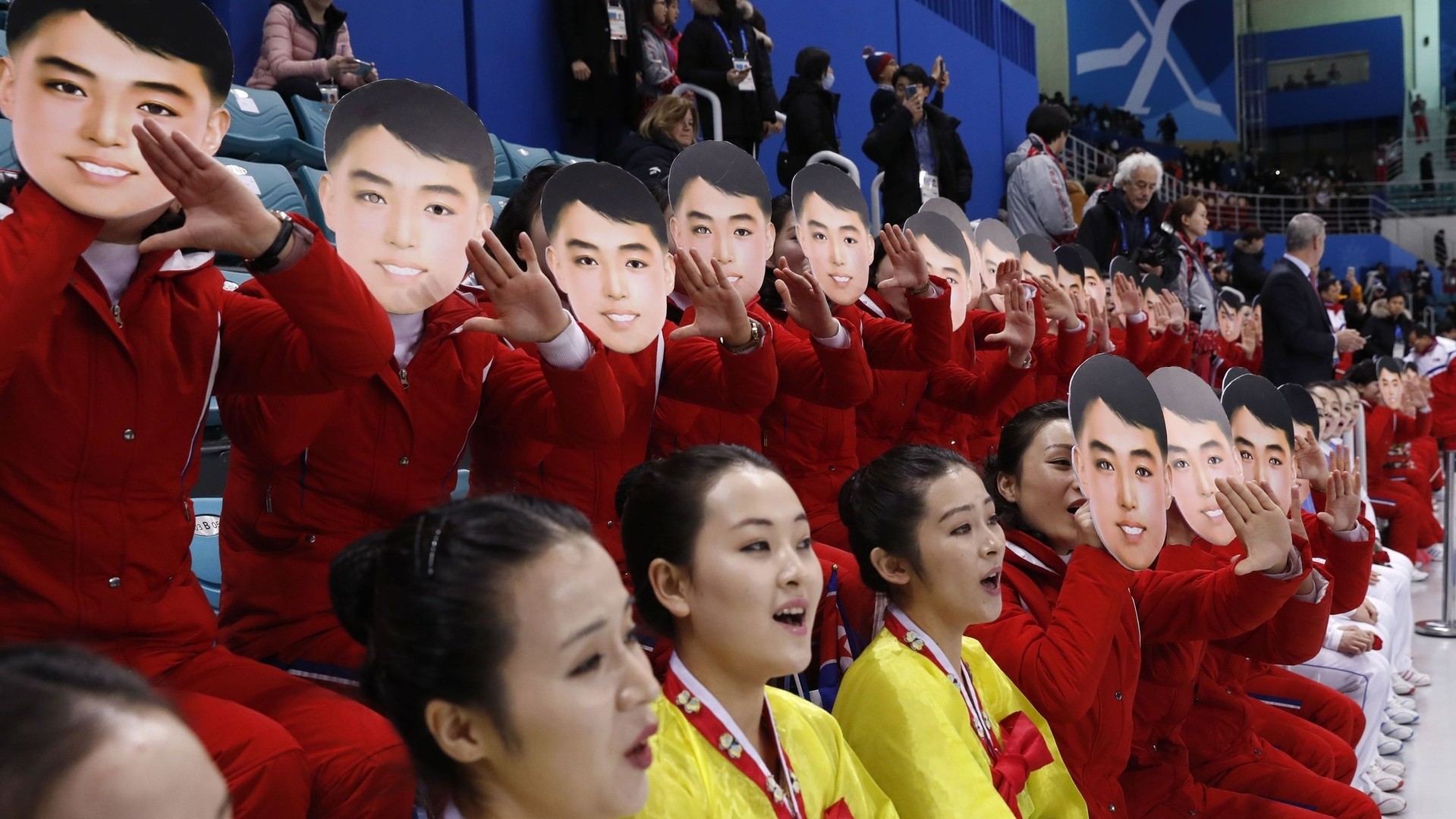 北朝鮮へ帰り 金日成お面 問題で叱られている美女応援団 高英起 個人 Yahoo ニュース