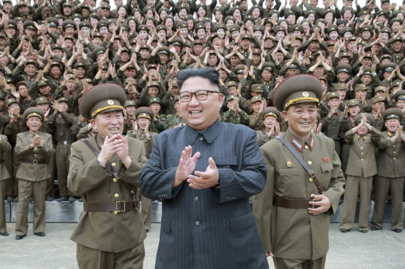 朝鮮人民軍戦略軍を現地指導した金正恩氏（2017年8月15日付け労働新聞より）