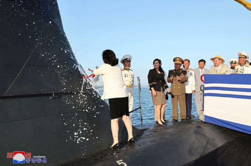 潜水艦にシャンパンをかける崔善姫氏とそれを見守る金正恩氏ら（朝鮮中央通信）