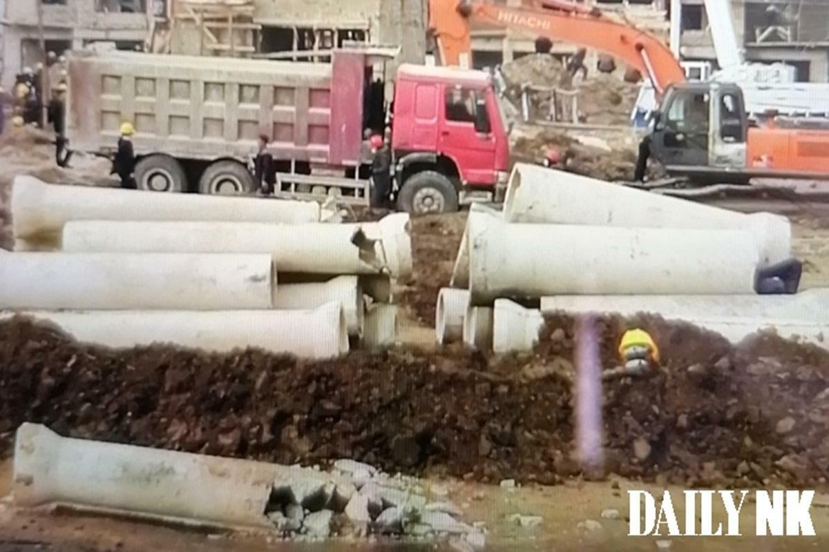 平安北道の被災者が入居する住宅建設現場。土管の一部に穴が空いたり粉々に砕けていたりする（デイリーNK）