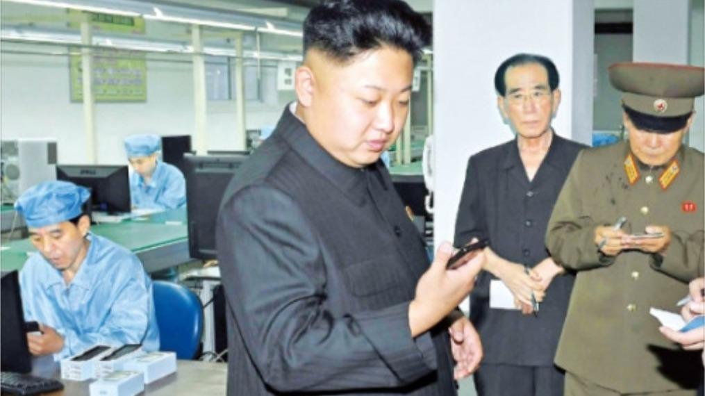 北朝鮮の新型スマホ「恋人同士の会話を邪魔する機能」搭載(高英 北朝鮮の新型スマホ「恋人同士の会話を邪魔する機能」搭載(高英