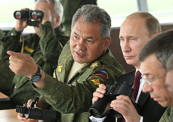 演習を視察するプーチン大統領とショイグ国防相