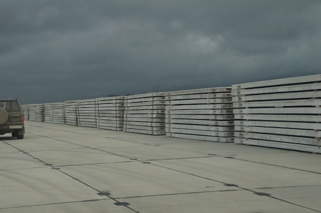 空港建設現場。滑走路は右側に積まれたコンクリートパネルを張った構造だった