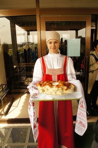 民族衣装と「パンと塩」のロシア式歓迎。こうした歓迎は至る所で受けた