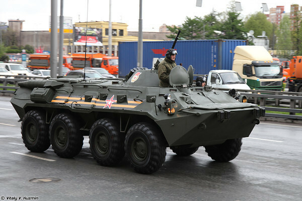 ゲオルギーのリボンを描いたBTR-80装甲車（Vitaly Kuzmin)