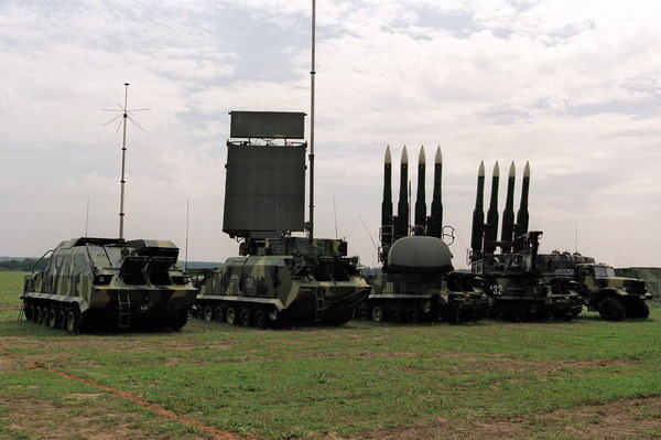 ブーク防空システム。左から指揮車、レーダー車、ランチャー