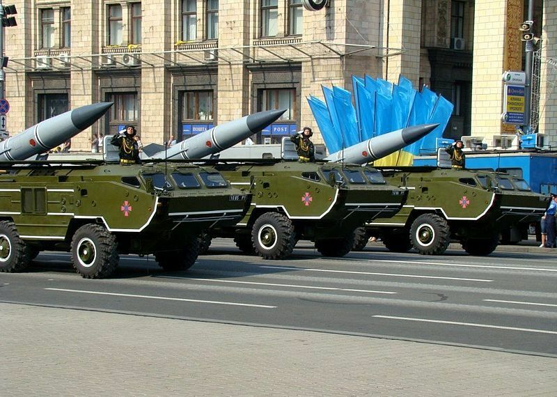 キエフの軍事パレードで行進するウクライナ軍のトーチュカ弾道ミサイル