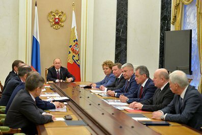 クレムリンで安全保障会議に臨むプーチン大統領