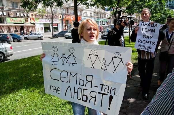 2010年、モスクワのゲイプライドマーチで同性愛者に養子を認めるよう訴える女性