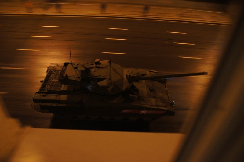 ホテルの窓から見たT-14戦車