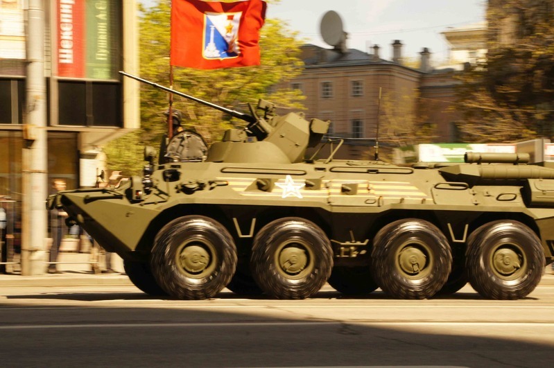 モスクワ市内を走るBTR-82A。特徴的な30mm機関砲塔が映像と一致する