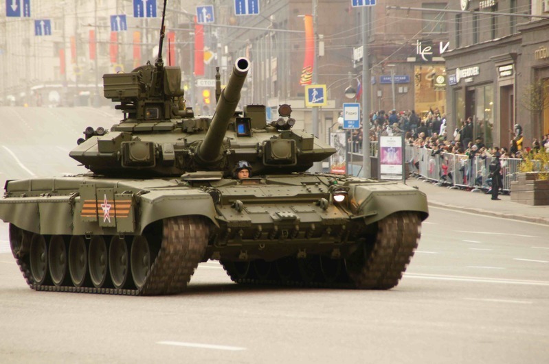 アサド空港に配備されたと見られるT-90戦車（戦勝記念パレードで筆者撮影）