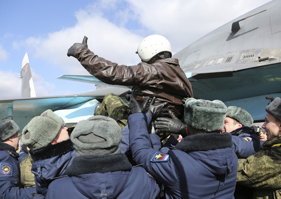 シリアから帰還し、歓迎を受けるSu-34のパイロット
