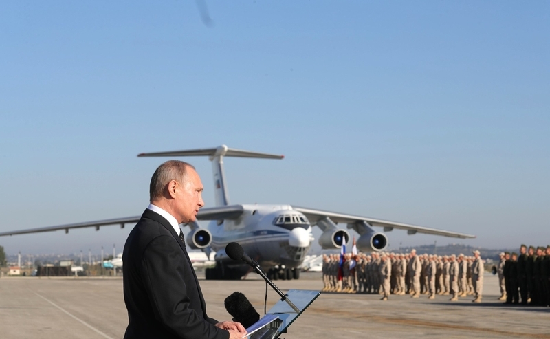 フメイミム基地で勝利宣言を行うプーチン大統領（写真：ロシア大統領府）
