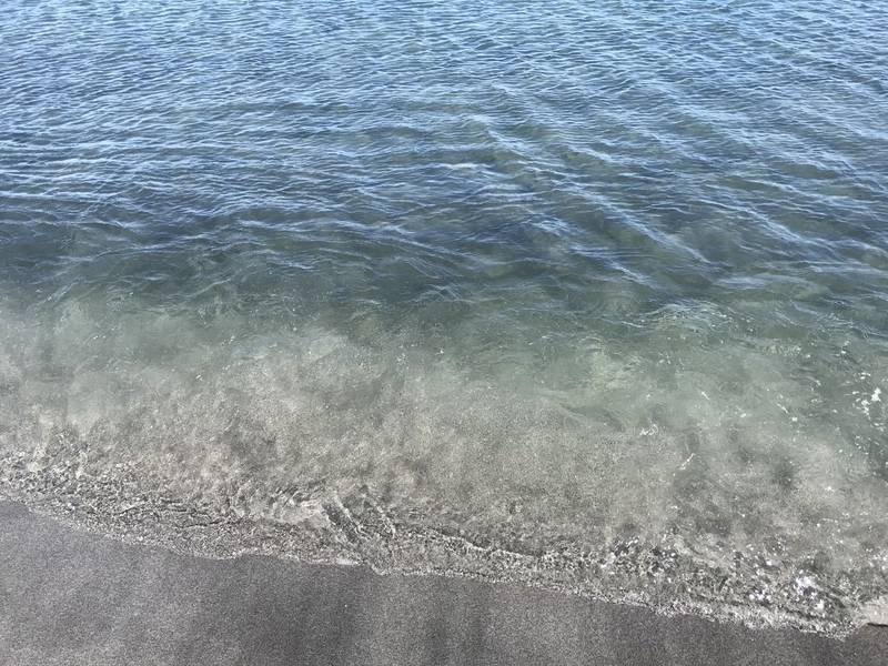 海水の透明度は極めて高い。ただし、非常に暑い日であったにもかかわらず、水温は氷水のように低かった