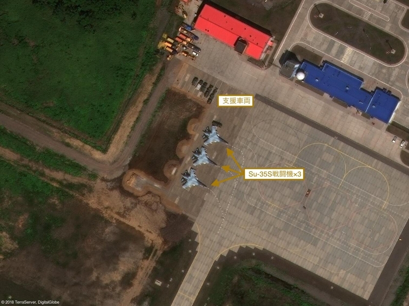 ヤースヌィ空港の駐機場に並ぶSu-35S。このように、現在の駐機場のサイズでは大規模な戦闘機部隊の展開は難しい（写真：TerraServer）