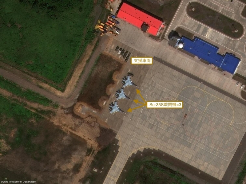 ヤースヌィ空港の駐機場に並ぶSu-35S。このように、現在の駐機場のサイズでは大規模な戦闘機部隊の展開は難しい(写真:TerraServer)