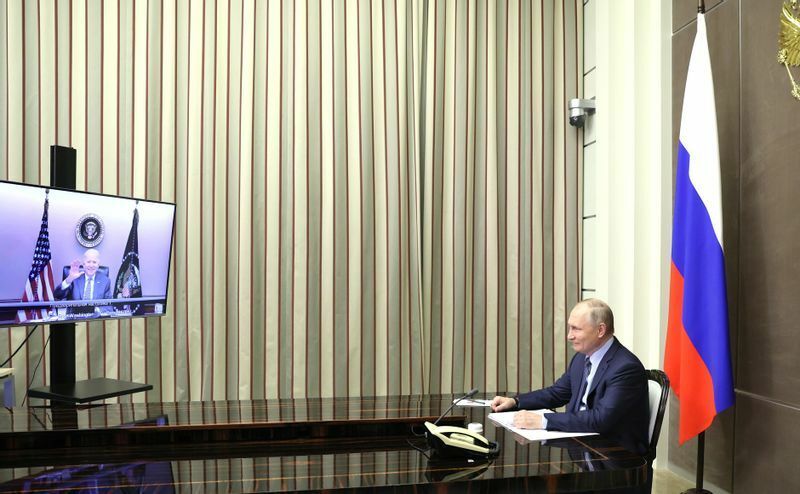 バイデン大統領とのオンライン首脳会談に臨むプーチン大統領（ロシア大統領府公式サイトより）