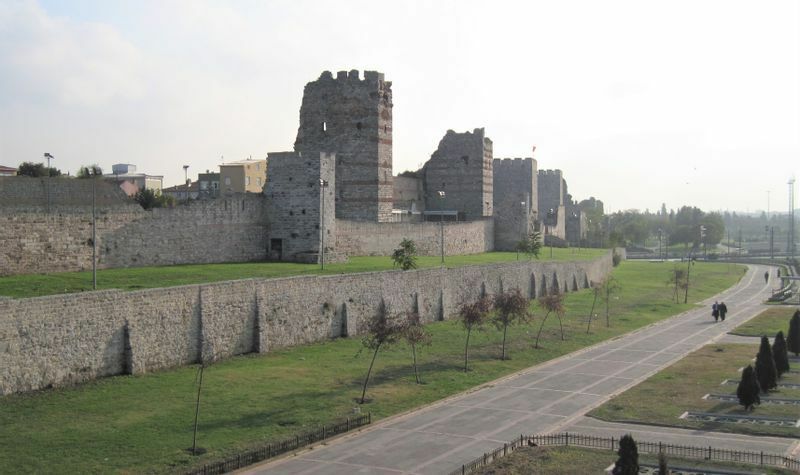 コンスタンティノープルを守った三重構造のテオドシウスの城壁（筆者撮影）