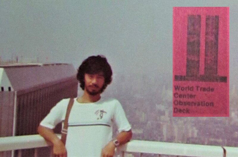 世界貿易センター（110階建て）の屋上に上がったときの筆者。右上は展望台入場券。