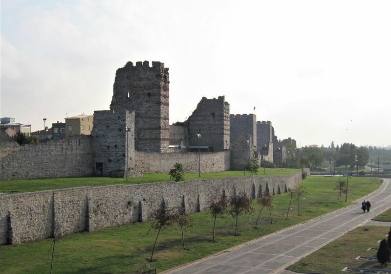 コンスタンティノープル（現在のトルコ・イスタンブール）にある三重構造の城壁（筆者撮影）