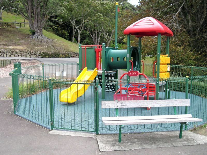 要人警護官の立ち位置や視線方向と同じスタンスのベンチが置かれたニュージーランドの公園　出典：『写真でわかる世界の防犯』（小学館）