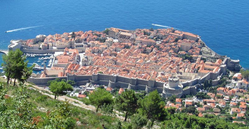 クロアチアの城壁都市　出典：『写真でわかる世界の防犯 ――遺跡・デザイン・まちづくり』（小学館）