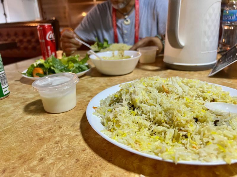 インド、パキスタンンンなど東南アジア、中近東で好まれる炊き込みご飯「ビリヤニ」。定食屋だとサラダもついて約500円。