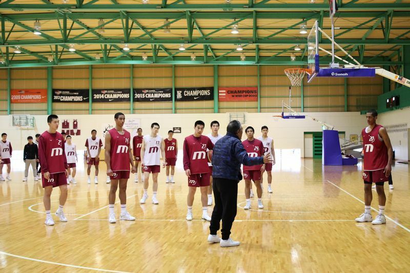 明成の体育館バスケラボ。「バスケットボールコートは人生のレッスンの場」と教わった3年間