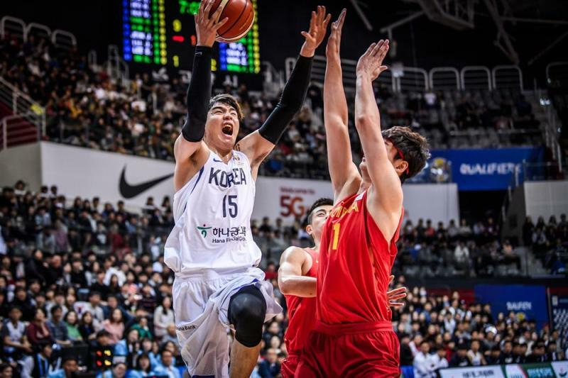 帰化選手不在の中で重要な役割を担う韓国のセンター、キム・ジョンギュ（写真／FIBA）　