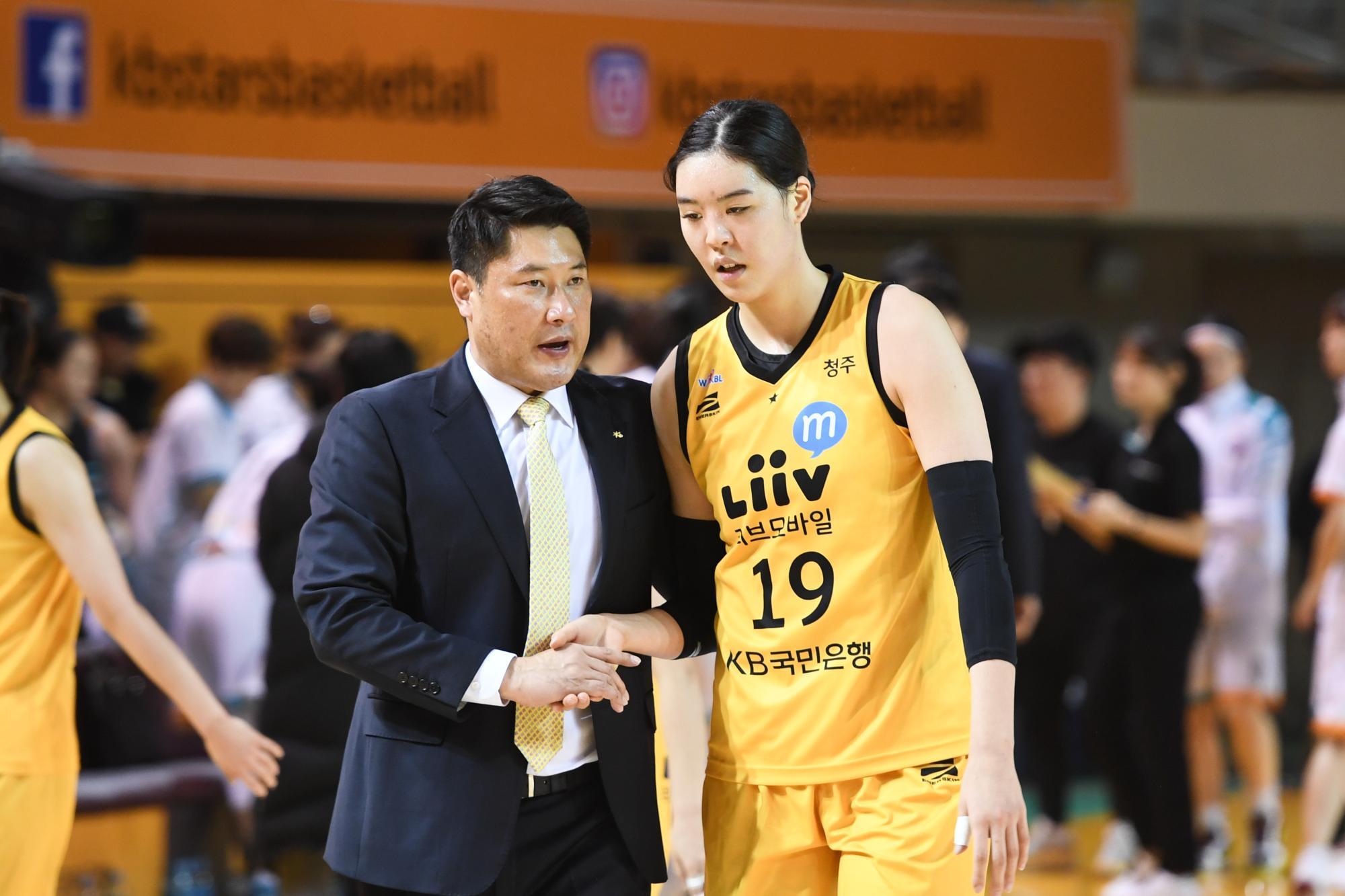 KBスターズHC時代のアンドクス氏。右は韓国代表のエース、パクジス選手（写真提供：WKBL）