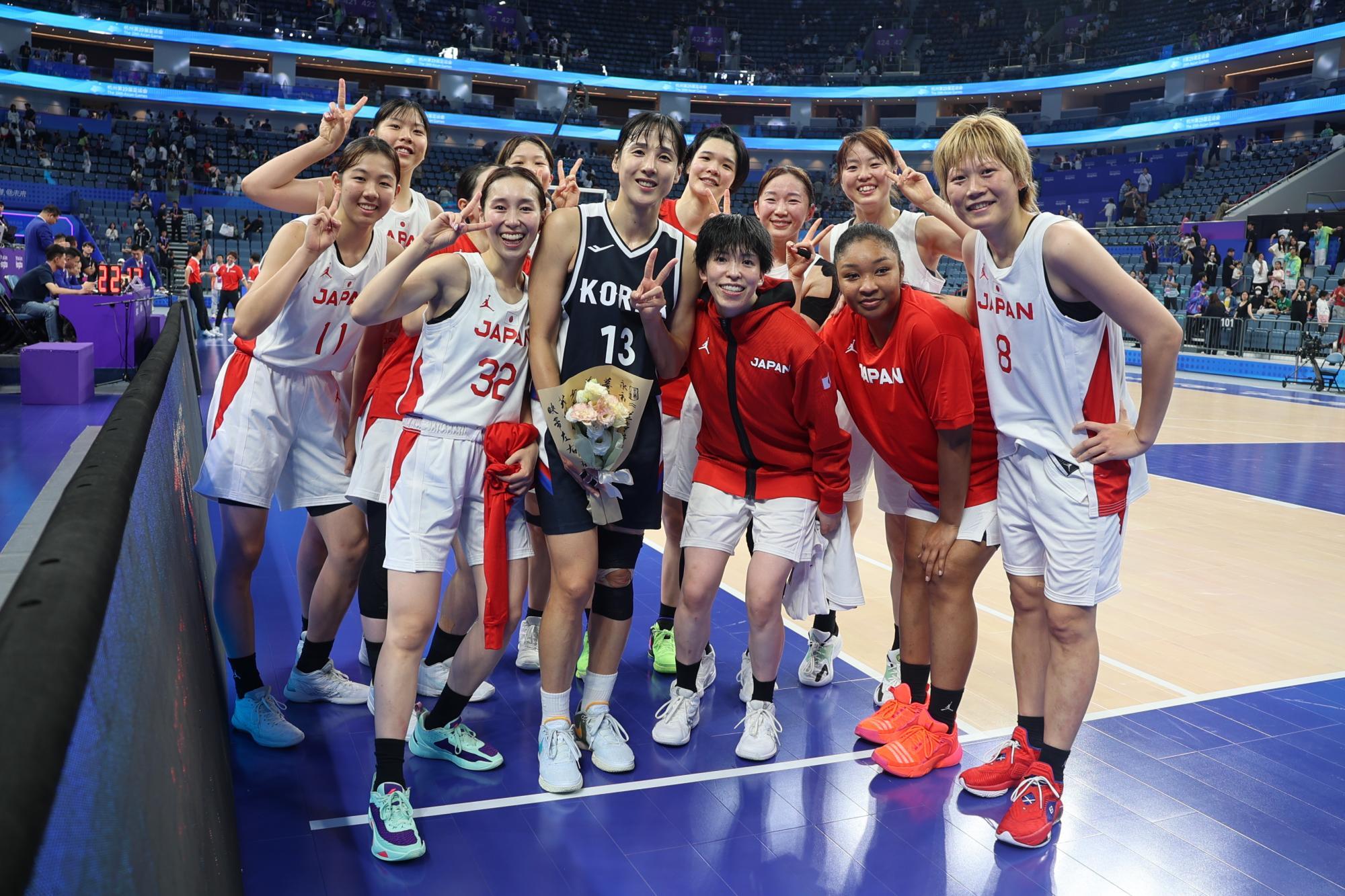 2023年アジア競技大会にて。韓国代表のキムダンビ選手と交流を図る女子日本代表（写真：小永吉陽子）