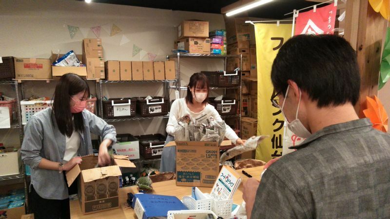 事務所で困窮世帯への食料支援の箱詰め作業を行うフードバンク仙台の学生ボランティアたち