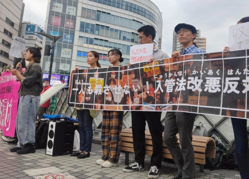 入管法改正反対アクション＠川口駅前に参加する大村さん（右から４人目）。