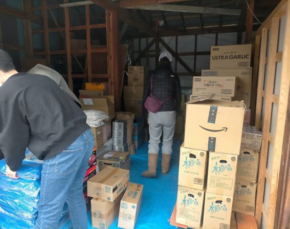 輪島で近隣住民を支援する方の倉庫へ支援物資（食糧品や日用品）を搬入する様子