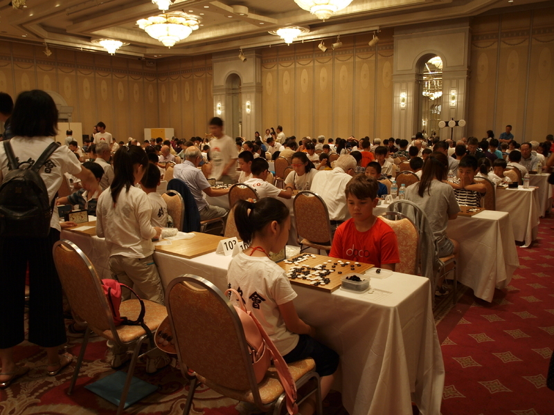 昨年７月、宝塚での第２回ジャパン碁コングレスにおける国際交流試合の様子。世界各国から選手が多数訪れた